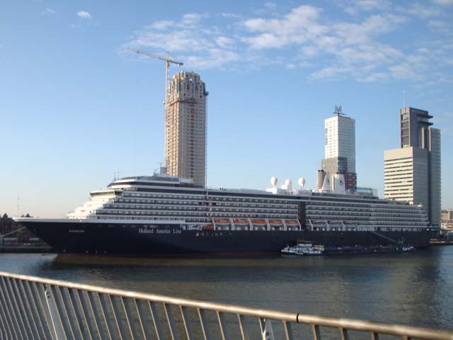 Cruiseschip ms Noordam aan de Cruise Terminal Rotterdam